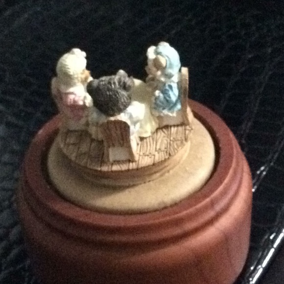 1990 Robert Raikes snow dome music box.  Susie, - Picture 3 of 5